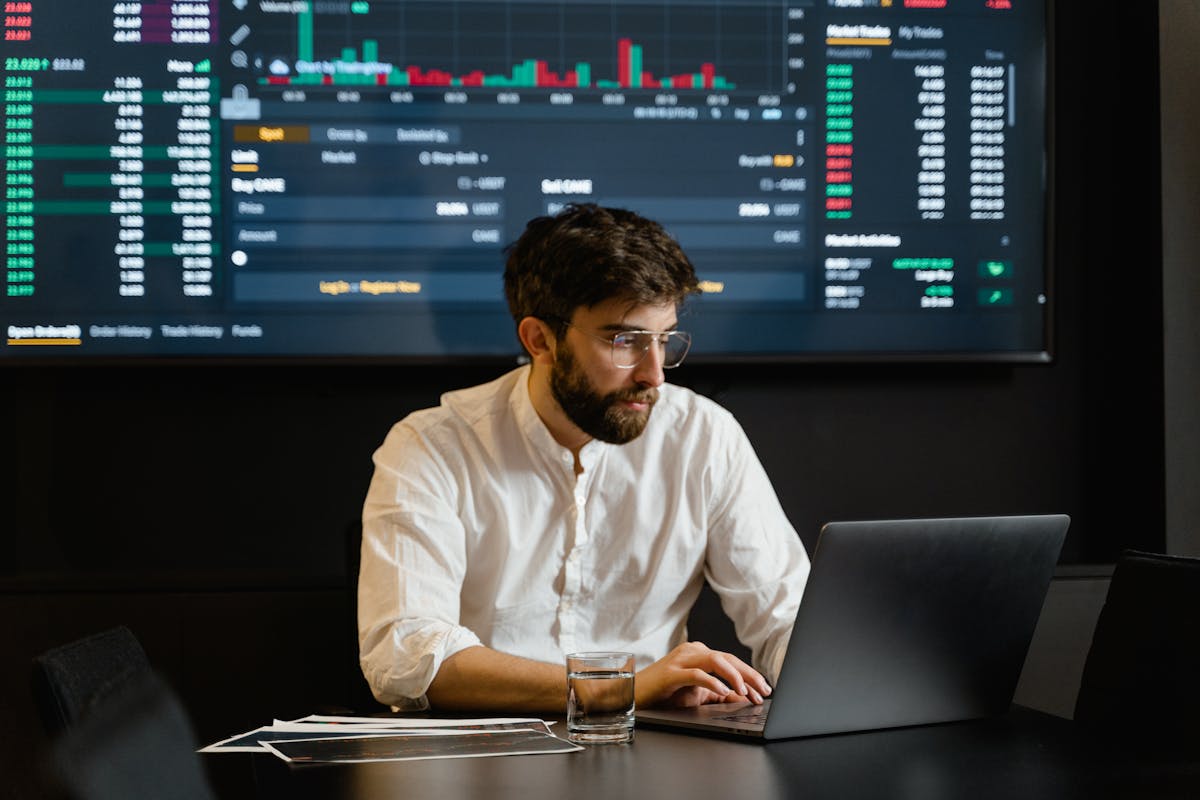 How AI works in crypto trading in 2026 with data, charts, and machine learning concepts