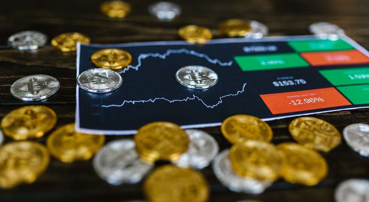 How AI works in crypto trading in 2026 with data, charts and machine learning concepts